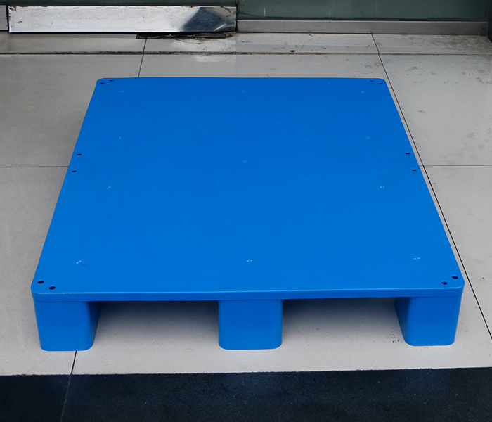 平板九腳塑料托盤：環(huán)保材料引發(fā)的行業(yè)變革