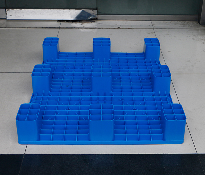 平板九腳塑料托盤：行業(yè)應(yīng)用場景深度解析