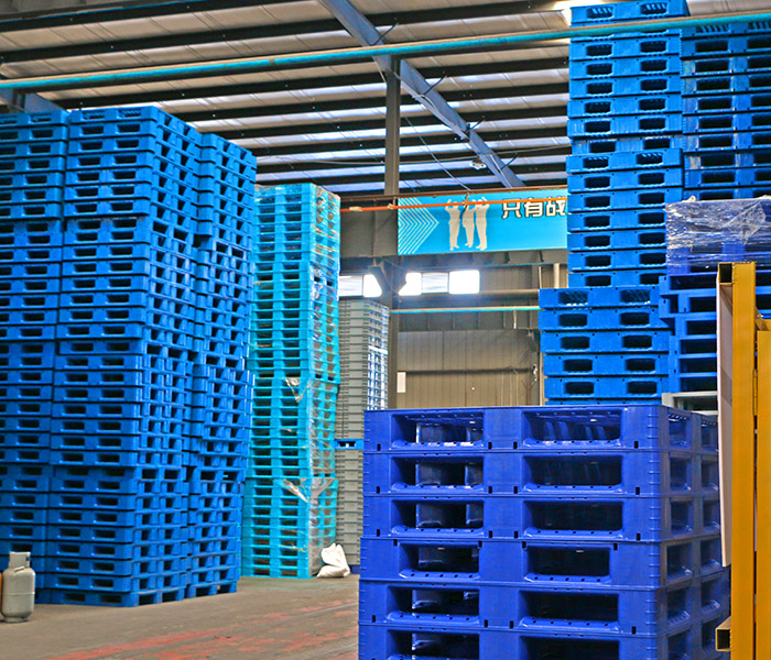 吹塑VS注塑：塑料托盤領(lǐng)域的“工藝對決”