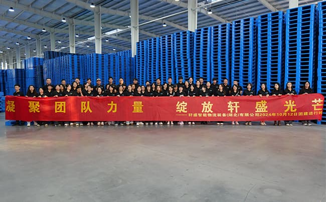 5911747381247859.jpg 塑料托盤生產(chǎn)車間合照.jpg